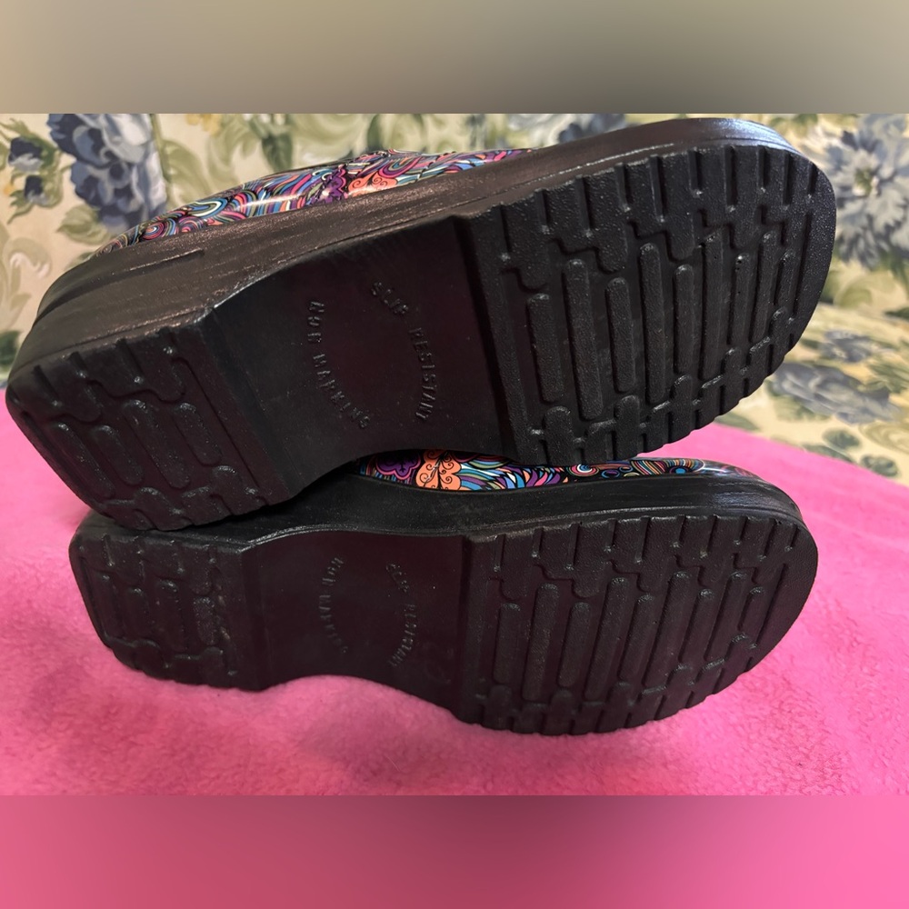 Easy Street Women's Vibrant Patterned Clogs - Picture 5 of 5